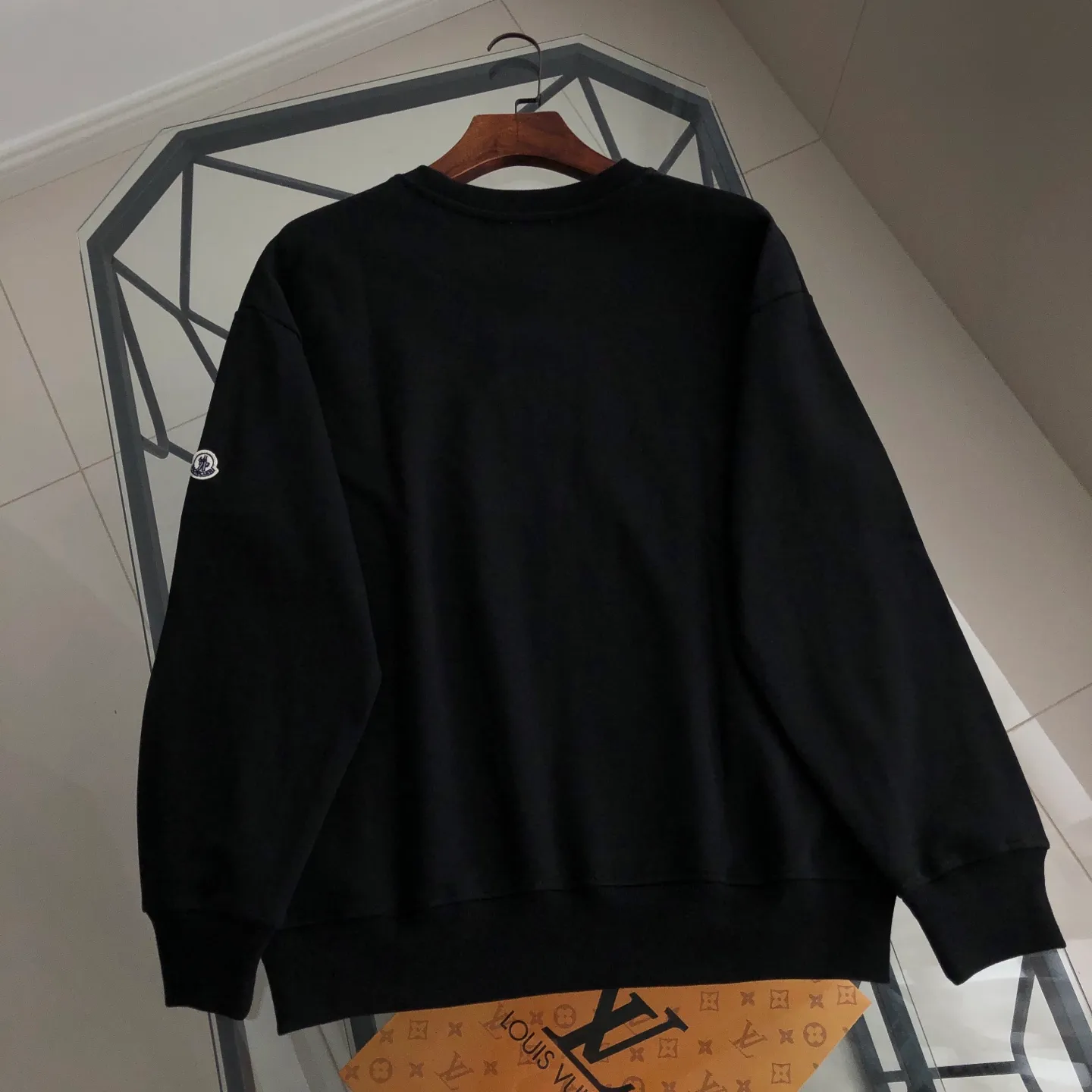 Moncler/ 2026 New Arrival logo ⚠️ ⚠️ Quality⚠️ Same Style 420g logo Versatile Same Style ：Black White Khaki Size ：XS ~ L XS ： 59.5 114 69.5 53 S ： 61.5 118 71 54.5 M ： 63.5 122 72.5 55.5 L ： 65.5 126 74 56.5